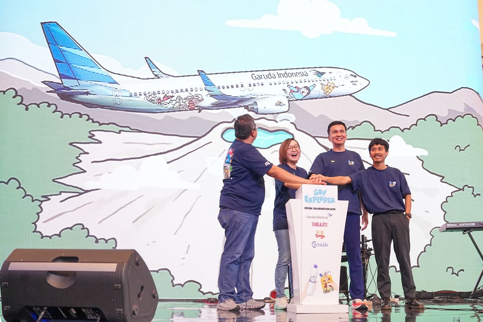 Wamen Ekraf Apresiasi Kolaborasi Crystalin, Tango, Garuda Indonesia dan Tahilalats: Proud To Be Indonesian