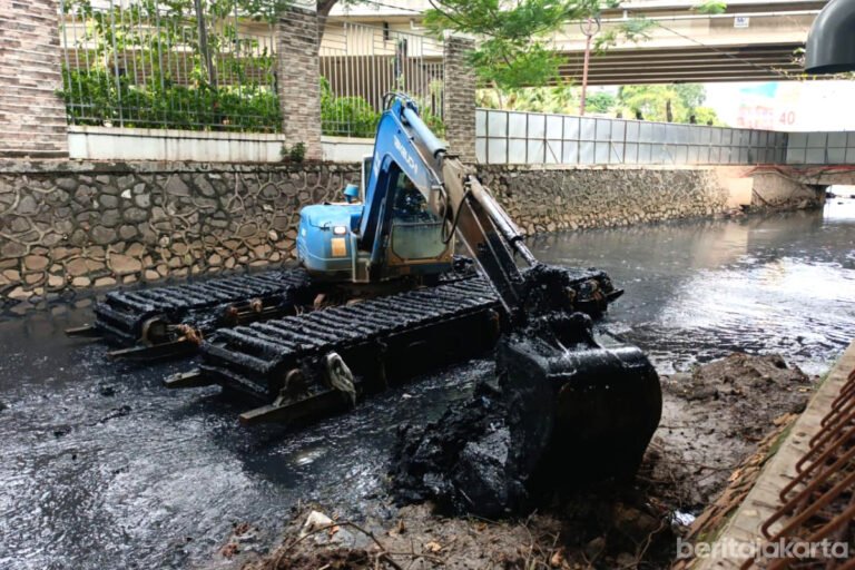 Progres Pengerukan Saluran Penghubung Warung Jengkol Capai 90 Persen