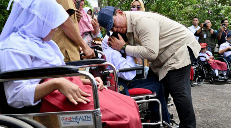 Presiden Prabowo Disambut Hangat Warga Bangka Belitung, Turun Menyapa Siswa di Bandara
