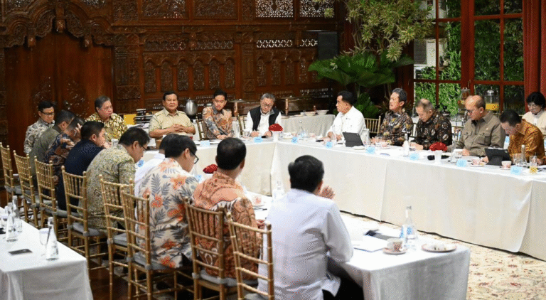Presiden Prabowo Pimpin Pertemuan Bahas Kebijakan Ekonomi dan Stabilitas Keuangan Bersama Jajaran Kabinet