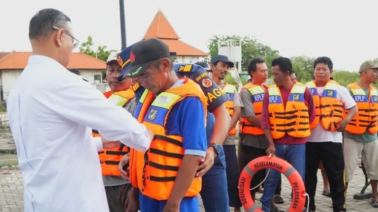 Kemenhub Bagikan 1.057 Life Jacket dan Terbitkan 2.120 E-Pass Kecil di Wilayah Jawa Timur