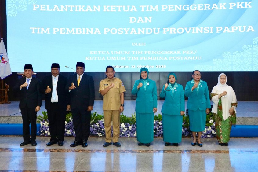 Tri Tito Lantik Ra'fatul Mulkiyah Mathius Fakhiri sebagai Ketua TP PKK dan Tim Pembina Posyandu Provinsi Papua