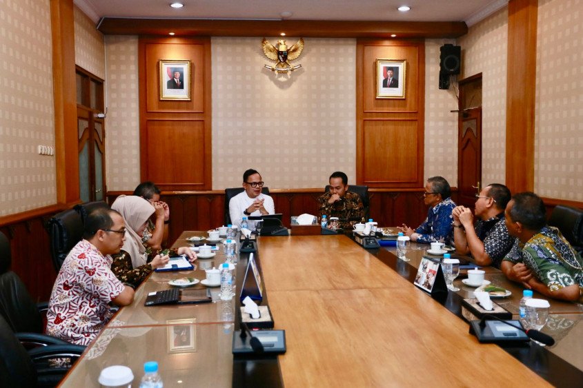 Rapat Internal Bersama Wali Kota Surakarta, Wamendagri Bima Arya Ingin APBD Lebih Sehat