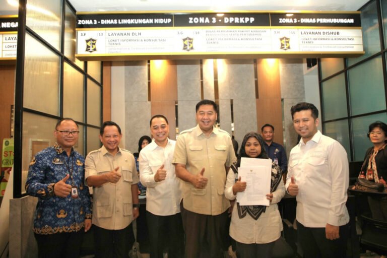 Pastikan Pelayanan Berjalan Optimal, Mendagri dan Menteri PKP Tinjau MPP Kota Surabaya