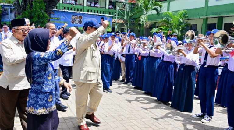 Presiden Prabowo Disambut Meriah, Siswa dan Guru Antusias Lakukan Digitalisasi Pembelajaran di SMPN 4 Bekasi https://mediahaloindonesia.id/presiden-prabowo-disambut-meriah-siswa-dan-guru-antusias-lakukan-digitalisasi-pembelajaran-di-smpn-4-bekasi/