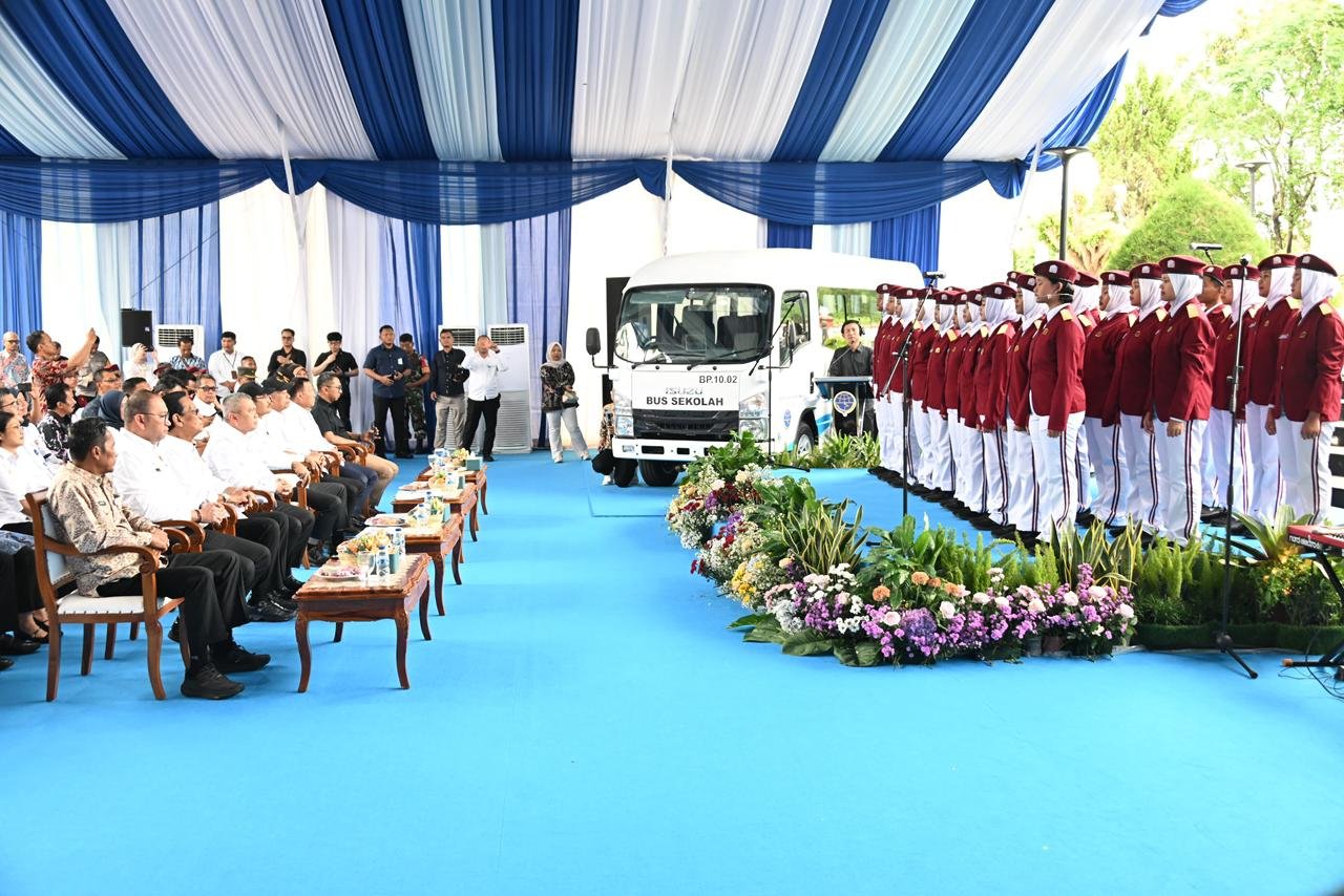 Menhub Dudy Serahkan Bus Bantuan untuk Sekolah Rakyat di Yogyakarta