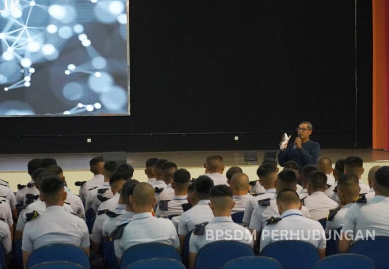 POLTEKPEL SURABAYA SIAP CETAK PEMIMPIN TRANSPORTASI MARITIM RENDAH KARBON