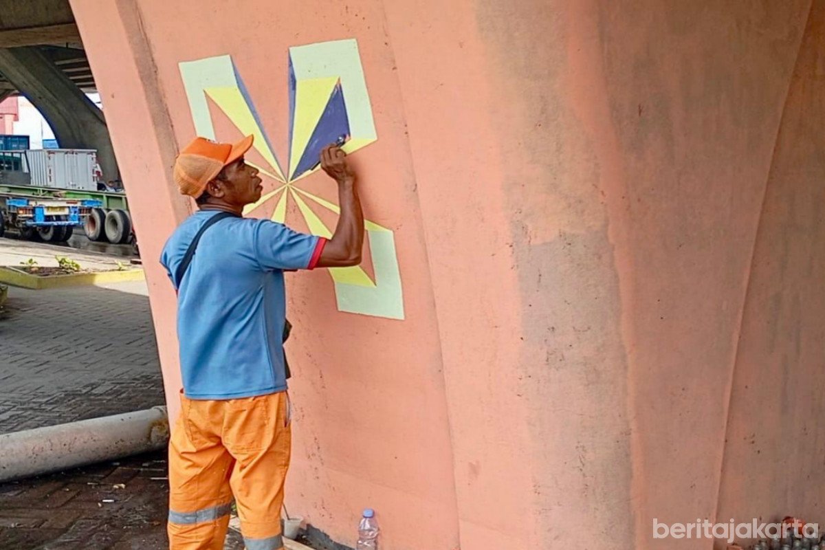 Mural Tingkatkan Estetika Kolong Tol di Kalibaru