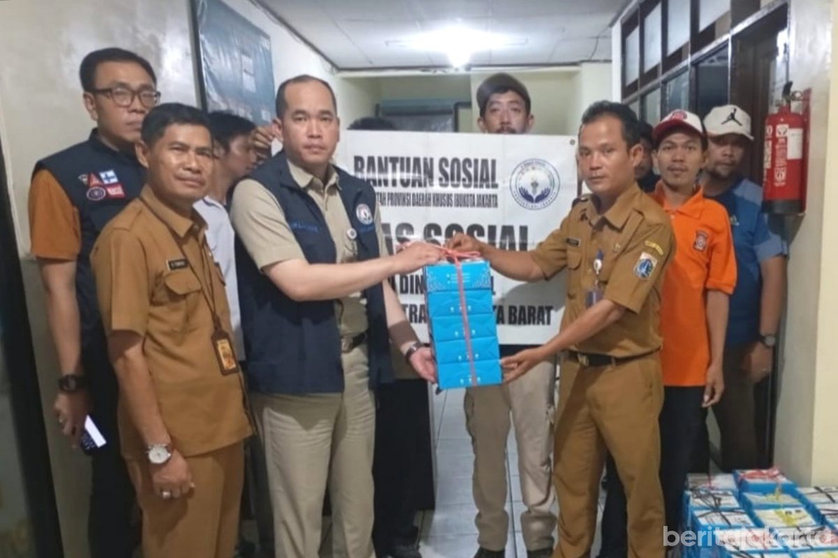 Sudinsos Jakbar Gercep Bantu Penyintas Kebakaran di Duri Selatan