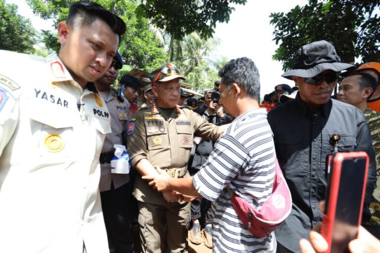 Tinjau Penanganan Longsor di Cilacap, Mendagri: Penanganannya Sudah Sistematis