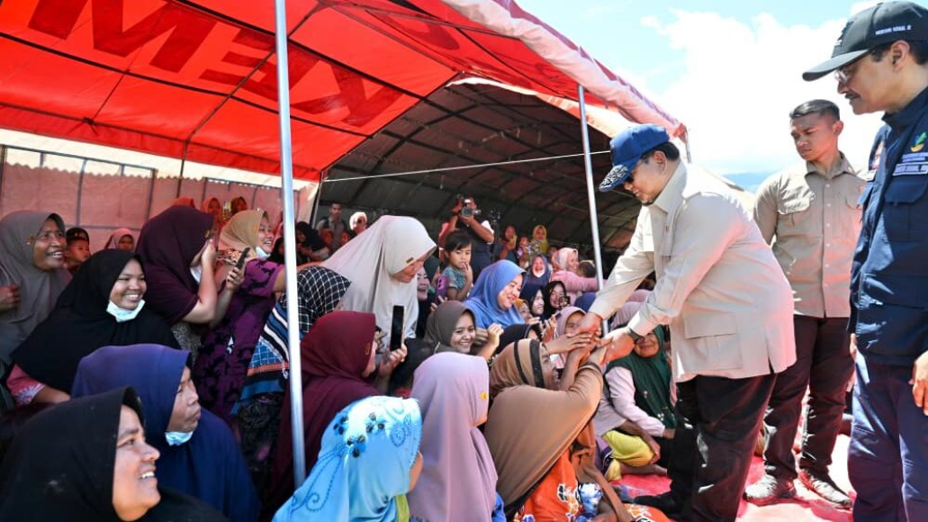 Sapa Anak-anak dan Dengarkan Keluhan Warga, Presiden Prabowo Tinjau Posko Pengungsian Banjir di Aceh Tenggara