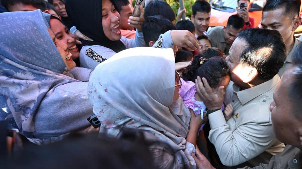 Ramai Warga Sambut Kunjungan Presiden di Posko Pengungsian Padang Pariaman