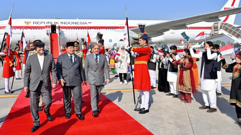 Perdana Menteri dan Presiden Pakistan Jemput Langsung Presiden Prabowo di Bandara Islamabad