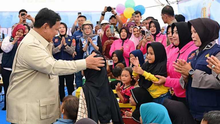 Presiden Prabowo Tinjau Kondisi Pengungsi dan Pembangunan Huntara di Agam