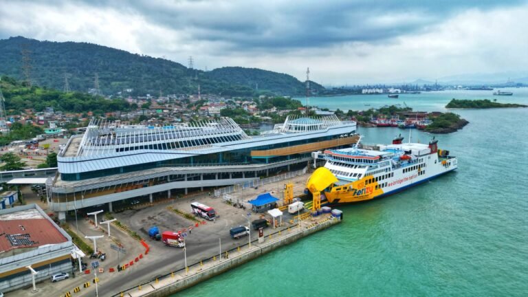 KEMENHUB ATUR MOBILITAS DI PELABUHAN PENYEBERANGAN PADA LIBUR NATAL DAN TAHUN BARU 2025/2026