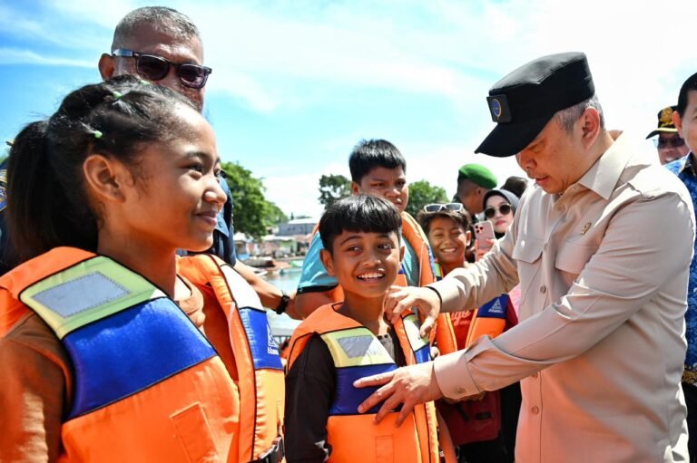 Menhub Dudy Tegaskan Pentingnya Keselamatan Pelayaran pada Masyarakat Pesisir