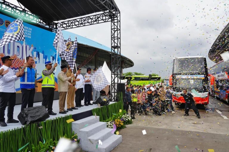 Menhub Dudy Lepas Keberangkatan Peserta Mudik Gratis Angkutan Jalan ke 10 Kota Tujuan