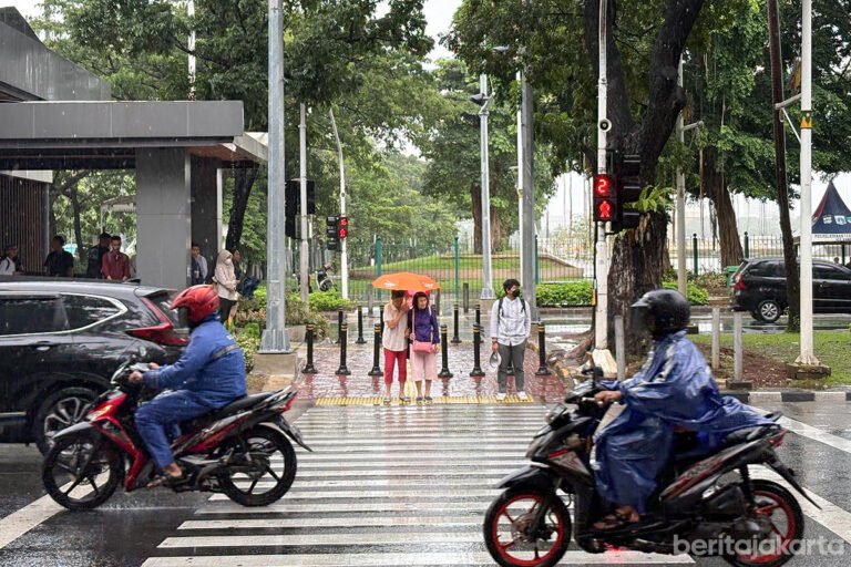 Sedia Payung, Jakarta Diguyur Hujan Hari Ini