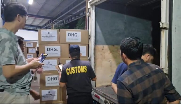 Kemendagri Monitor Pengiriman Bantuan 101.000 Lembar Pakaian Untuk Korban Bencana di Aceh