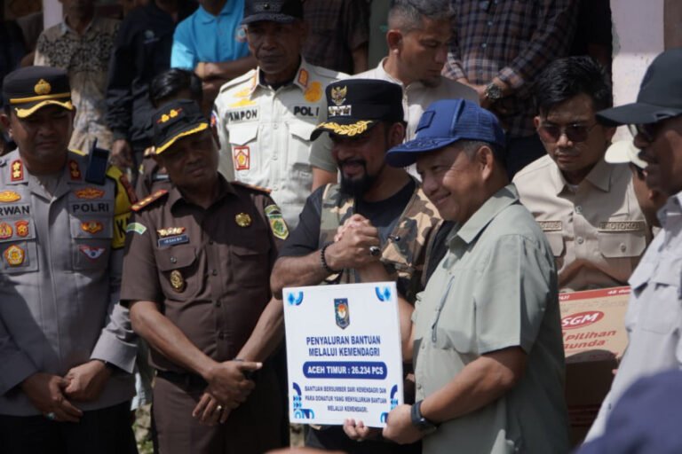 Dari Aceh Tamiang, Mendagri Bertolak ke Aceh Timur Serahkan Bantuan
