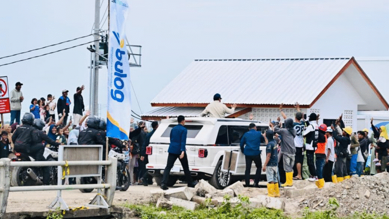 Presiden Prabowo Tiba di Karawang, Disambut Antusias Warga Jelang Panen Raya dan Pengumuman Swasembada Pangan Nasional 2025