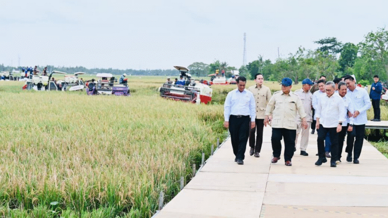Presiden Prabowo Tinjau Hilirisasi dan Teknologi Pertanian Modern pada Panen Raya di Karawang