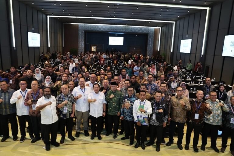 Tutup Rakernas XVII Apkasi 2026, Mendagri Tito Karnavian Tegaskan Paradigma Ekonomi Kerakyatan dan Investasi Manusia sebagai Kunci Indonesia Emas