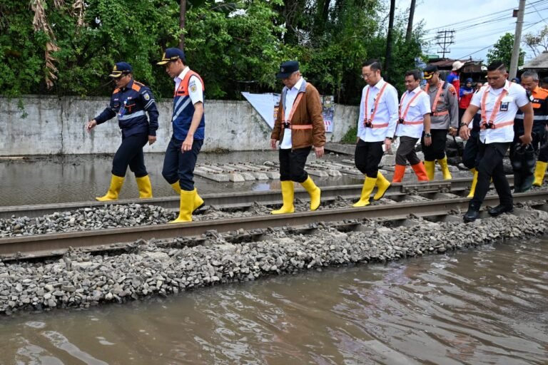 Menhub Dudy Tinjau Langsung Jalur Kereta Api Terdampak Banjir 85% Perjalanan Kereta Telah Pulih dan Normal
