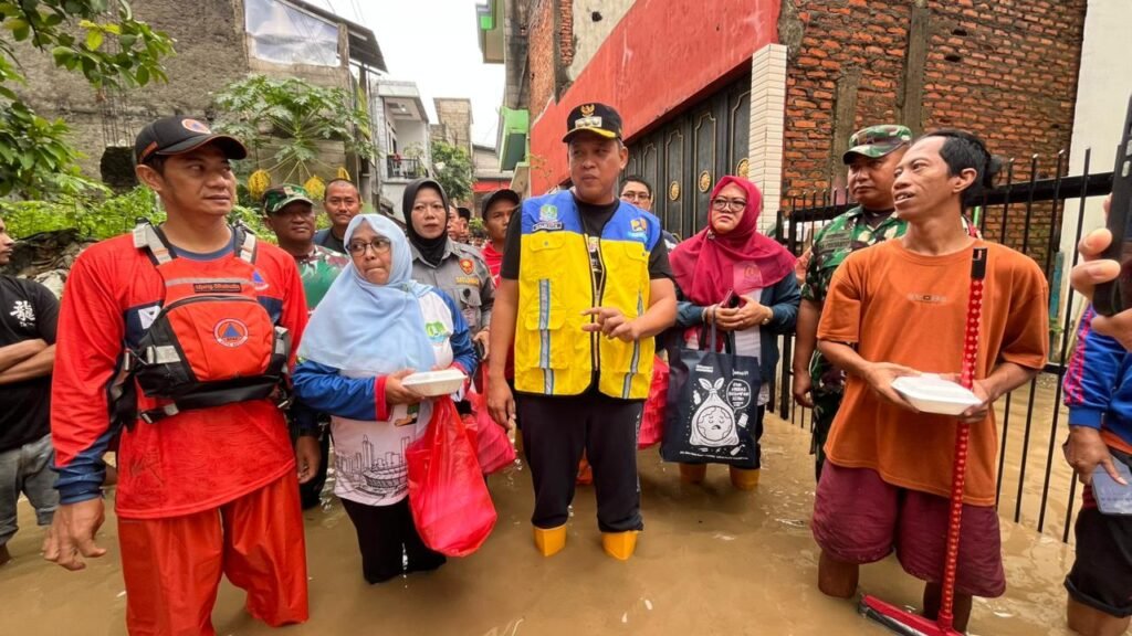 Banjir Rendam Gang Mawar Margahayu, Wali Kota Bekasi Turun Langsung Serap Aspirasi Warga.