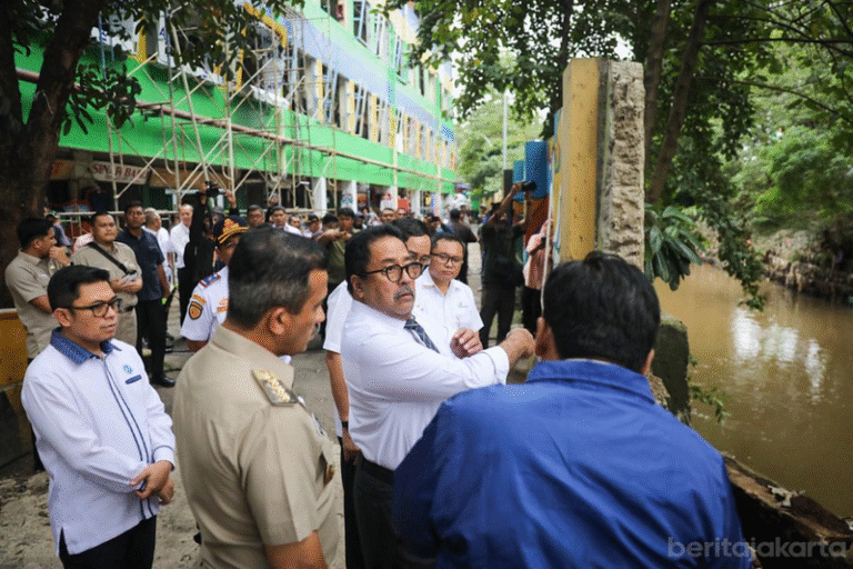 Rano Cek Penanganan Banjir di Pasar Cipulir