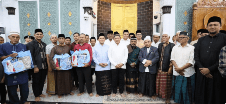 Kasatgas Tito Laksanakan Salat Subuh Berjamaah dan Salurkan Bantuan kepada Masyarakat Banda Aceh