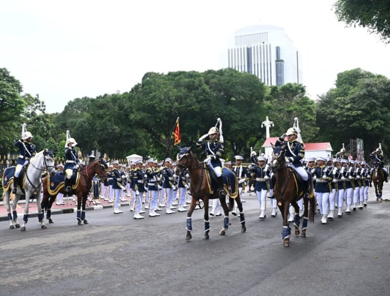 Paspampres Gelar Upacara Serah Terima Pengawal Istana Setiap Minggu Pagi, Jadi Daya Tarik Warga di Kawasan Istana Merdeka