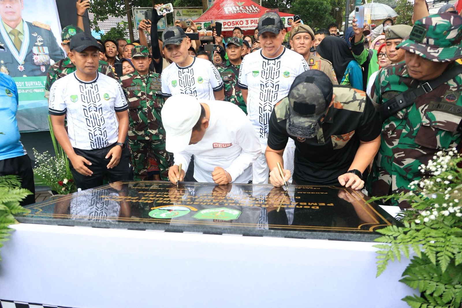 Kang Dedi Mulyadi Bersama Mas Tri Resmikan Ruang Terbuka Publik Padurenan, Dimeriahkan Dengan Tanding Laga Persahabatan