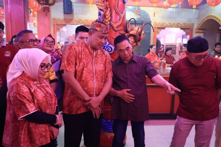 Wali Kota Bekasi dan Ketua TP PKK Kunjungi Kelenteng Hok Lay Kiong, Rayakan Imlek Penuh Kebersamaan
