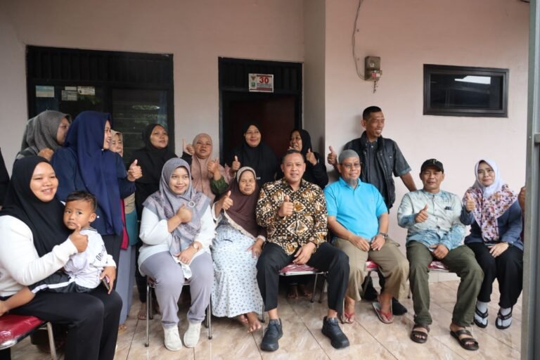 Tak Tinggal Diam, Wali Kota Bekasi Datangi Nenek Atnah Korban Pencurian Modal Dagang Nasi Uduk.