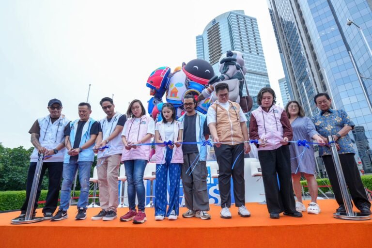 Wamen Ekraf Resmikan Giant Balloon Pelangi di Mars, Soroti Promosi Film Keluarga Indonesia