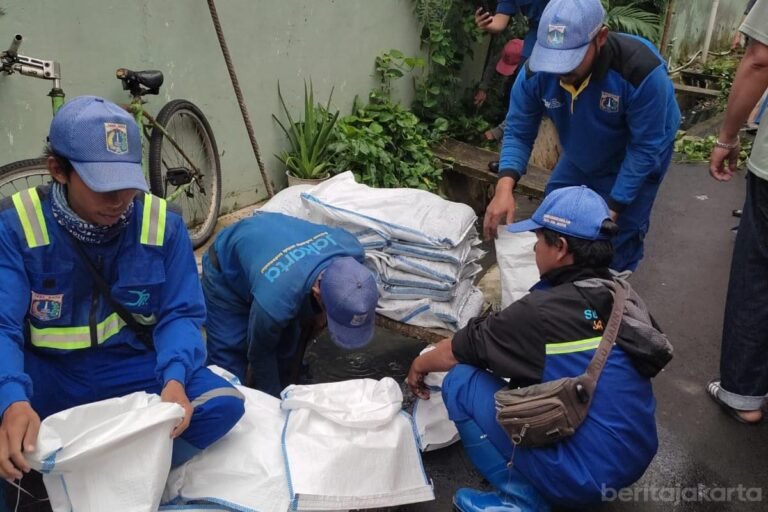 Warga dan Pasukan Pelangi Gerebek Lumpur di RW 08 Rawasari