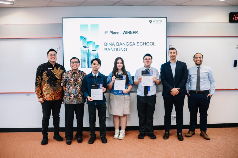 Monash University Menobatkan Tiga Siswa SMA Asal Bandung sebagai Juara ‘Change It Challenge’ di Indonesia