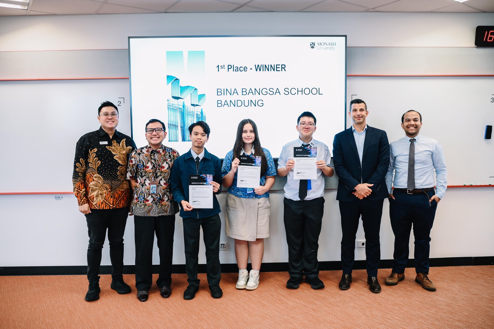 Monash University Menobatkan Tiga Siswa SMA Asal Bandung sebagai Juara ‘Change It Challenge’ di Indonesia