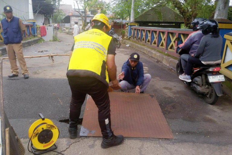Pelat Baja Dipasang di Jembatan Jalan Kampung Kramat