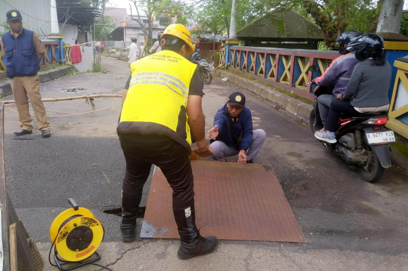 Pelat Baja Dipasang di Jembatan Jalan Kampung Kramat