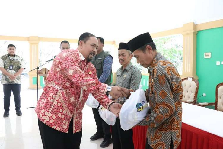 Pemkab Bekasi dan PT Taspen Salurkan 100 Paket Sembako Ramadan untuk ASN