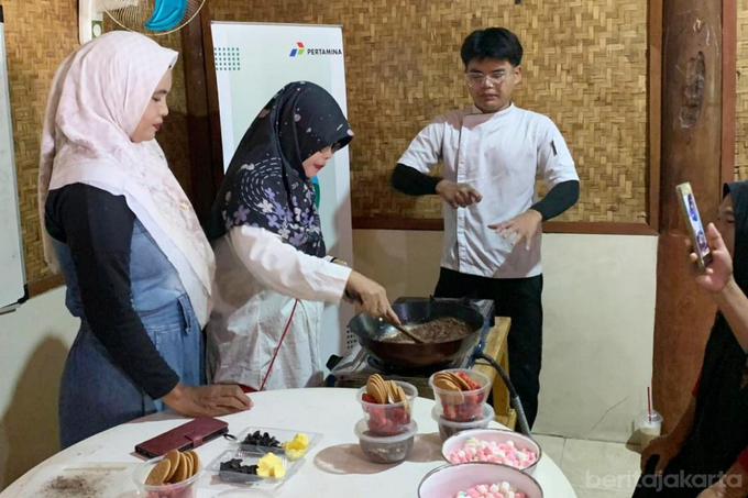 Jelang Lebaran Bawa Cuan Pelaku Usaha Kue Rumahan di Kepulauan Seribu