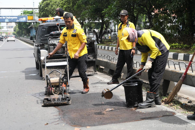 Munjirin Instruksikan Jalan Rusak di Jaktim Segera Diperbaiki