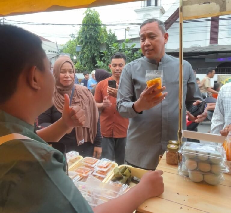 Jelang Berbuka Puasa, Wali Kota Bekasi Belanja Takjil Karya Siswa SLB Kembar Karya Pembangunan III