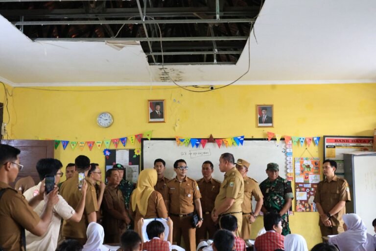 Atap Bocor hingga Lampu Mati, Tri Adhianto Gerak Cepat Benahi SDN 7 Teluk Pucung