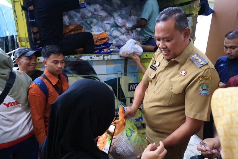 Ringankan Beban Warga Jelang Ramadhan, Wali Kota Bekasi Buka Pasar Murah Bersubsidi di Seluruh Kecamatan