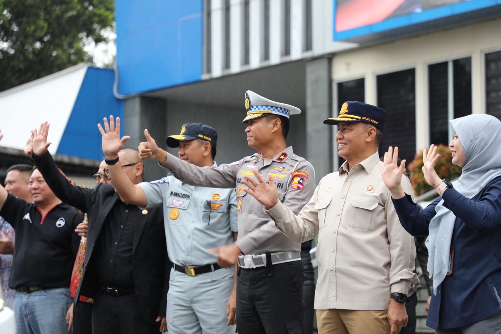 KEMENHUB TERIMA PENGHARGAAN ANUGERAH PELAYANAN MUDIK LEBARAN