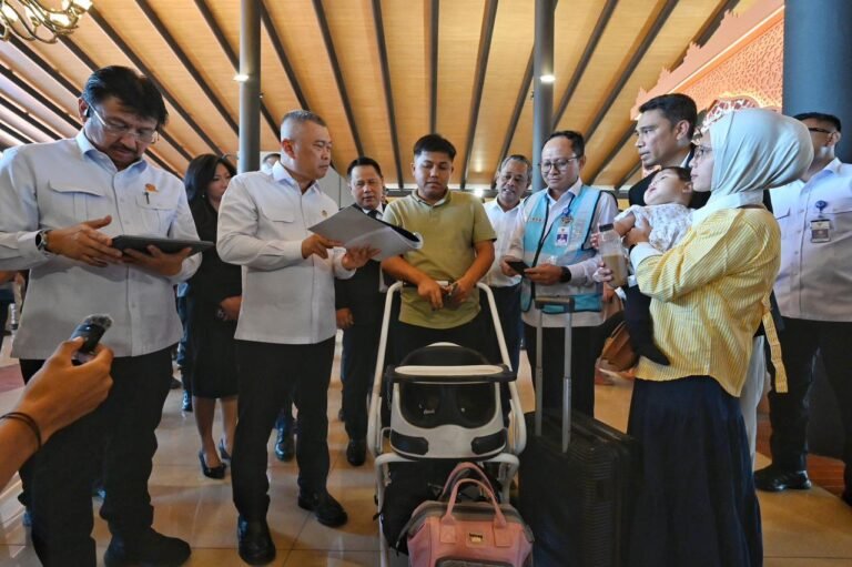 Cek Langsung ke Penumpang di Bandara Soekarno-Hatta, Menhub Dudy Pastikan Tiket Pesawat Lebaran Didiskon hingga 20%