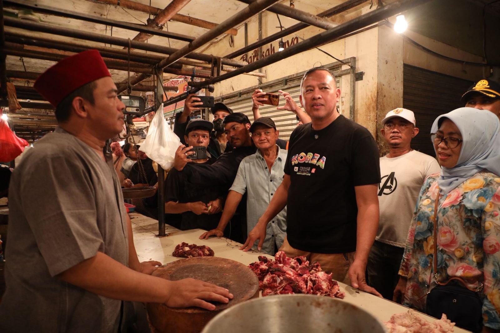 Wali Kota Bekasi Tinjau Pasokan Daging di Pasar Baru, Pemkot Lakukan Koordinasi Atasi Kelangkaan Jelang Lebaran